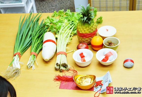 剃胎毛、滿月剃頭、嬰兒剃頭、嬰兒理髮、嬰兒剃髮、嬰兒剃胎毛、嬰兒滿月剃頭、寶寶剃頭、剃胎毛儀式、剃胎毛吉祥話、滿月剃頭儀式、滿月剃頭吉祥話、寶寶剃胎毛、寶寶滿月剃頭理髮、台中市北區剃胎毛、台中市北區滿月剃頭、台中市北區嬰兒剃頭剃胎毛、台中市北區嬰兒理髮、台中市北區嬰兒剃髮、施寶寶(台中市北區嬰兒寶寶滿月剃頭理髮、免費嬰兒剃胎毛儀式吉祥話)。中國風會場，爸媽寶貝免費穿「日中韓」古裝禮服。專業拍照、DVD光碟、證書。★購買「臍帶章、肚臍章、胎毛筆刷印章」贈送：剃頭、收涎、抓周，三選一。2016.01.17 照片1